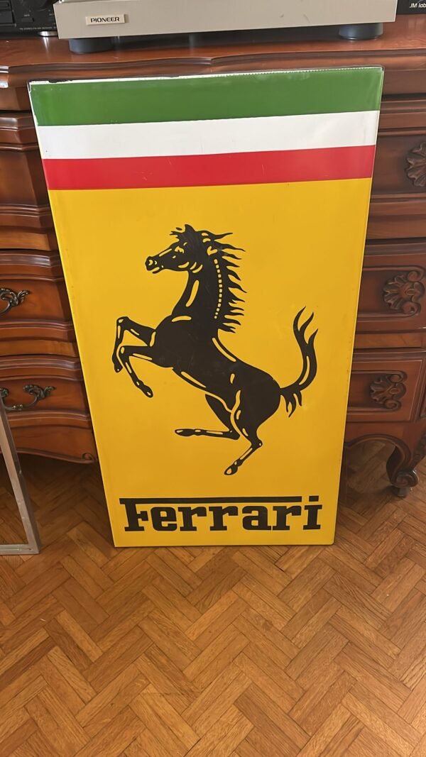 Plaqué émaillée, Ferrari, Circa 1960 Vendue  par Osenat 10 168 Euros Estimation 7000 / 9000 – Image 3