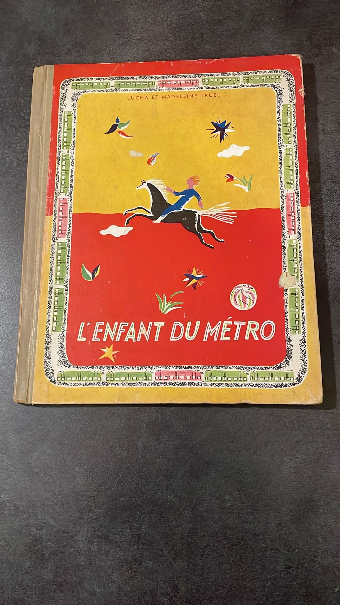 L'Enfant du Métro. Illustration de Lucha Truel. Texte de Madeleine Truel. Edité par Paris, les éditions du Chêne. 1943.