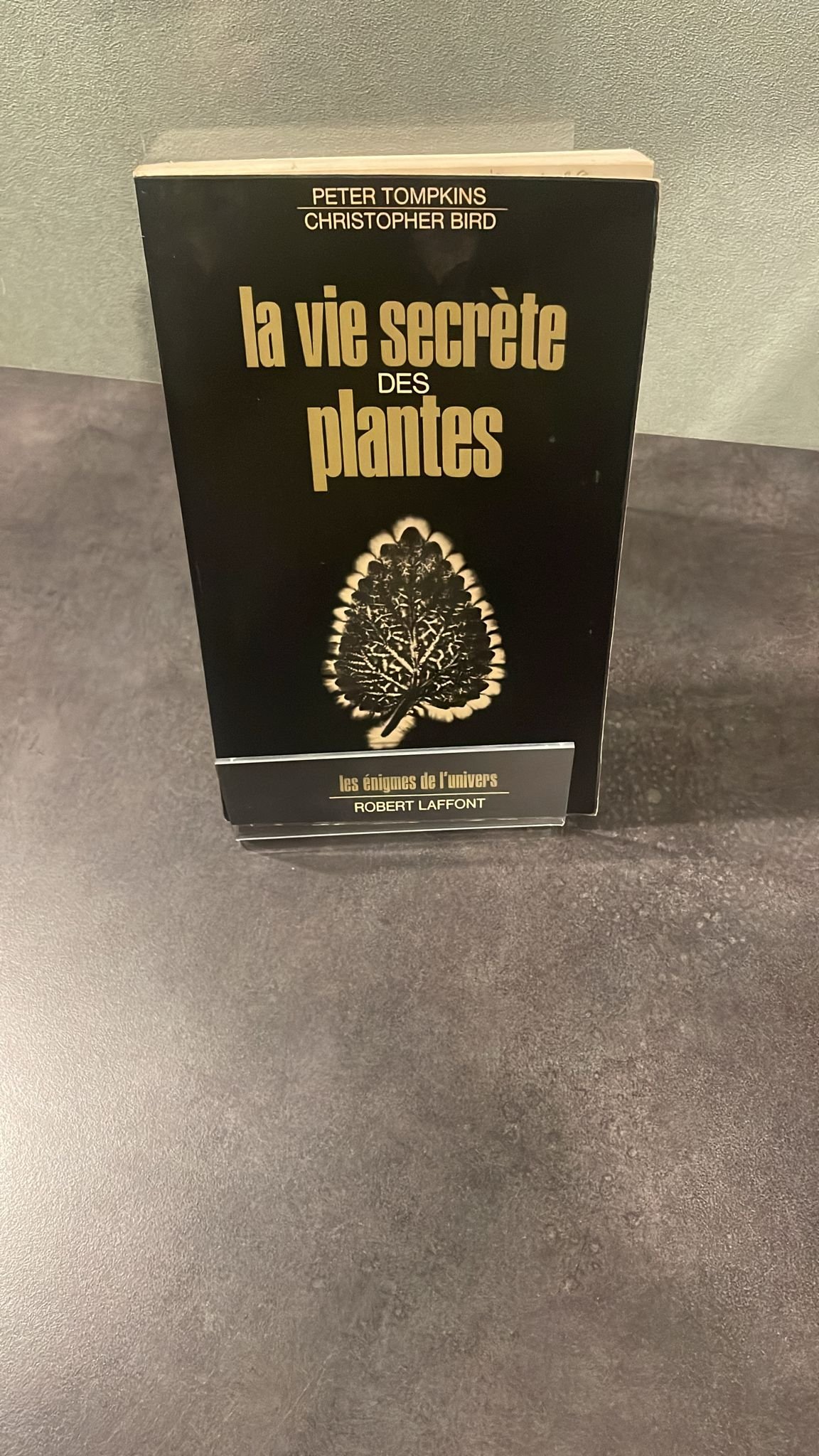 La Vie Secrète Des Plantes. Le livre de référence sur les liens émotionnels et spirituels entre les plantes et les humains.