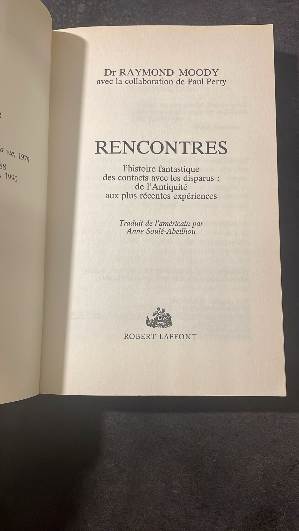 RENCONTRES. L'histoire fantastique des contacts avec les disparus, de l'Antiquité aux plus récentes expériences, par l'auteur de La Vie Après La Vie. Dr Raymond Moody. – Image 3