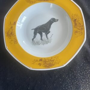 Rare plat rond creux en porcelaine. Maison Hermès Paris, modèle Chiens courants & chiens d’arrêt.
